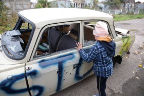 Розбитий автомобіль у смт. Високопілля (Херсонська область)