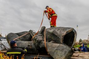 Демонтаж пам'ятника радянським "визволителям" в Ужгороді