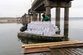 Коробки с гигиеническими наборами от Красного Креста