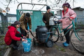 Люди набирают воду
