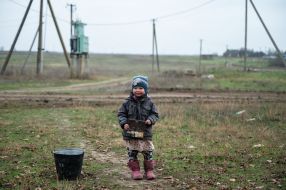 Девочка возле ведра с водой