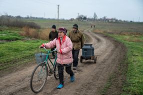 Люди идут за водой