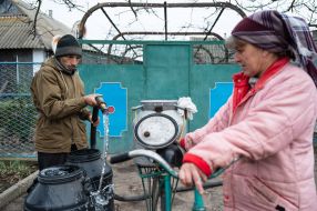 Люди набирают воду