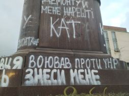 A monument to Mykola Shchors in Kyiv painted with the inscriptions "Executioner" and "Criminal"