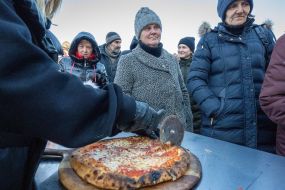Volunteers brought pizza in Stary Saltov village, Kharkiv region