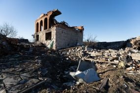 Зруйнований будинок у селищі Рубіжне