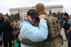 People hug Ukrainian soldiers in de-occupied Kherson