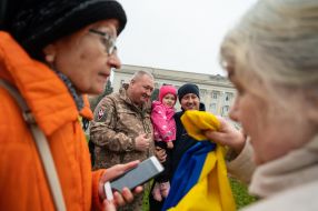 People take pictures with Major General of the Armed Forces Dmytro Marchenko