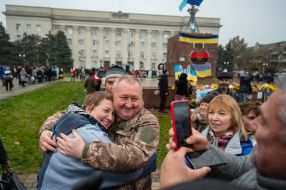 People take pictures with Major General of the Armed Forces Dmytro Marchenko