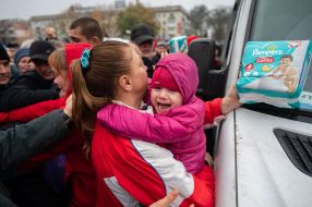 People are queuing for humanitarian aid in de-occupied Kherson