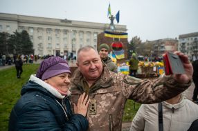 People take pictures with Major General of the Armed Forces Dmytro Marchenko