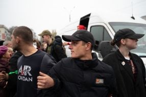 People are queuing for humanitarian aid in de-occupied Kherson