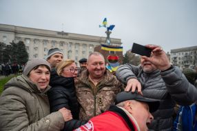 People take pictures with Major General of the Armed Forces Dmytro Marchenko