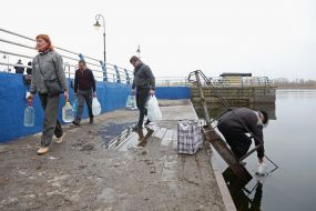 Люди набирают воду из Днепра в деоккупированном Херсоне