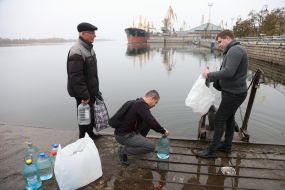 Люди набирают воду из Днепра в деоккупированном Херсоне