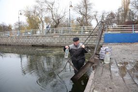 Люди набирають воду з Дніпра в деокупованому Херсоні