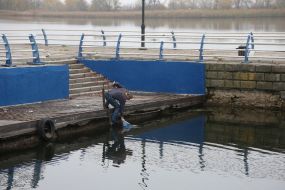 Люди набирають воду з Дніпра в деокупованому Херсоні