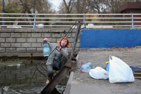 Люди набирають воду з Дніпра в деокупованому Херсоні