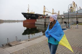 Загорнута в прапор України дівчина в деокупованому Херсоні