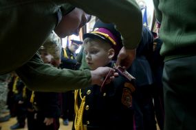 Schoolchildren received cadet shoulder straps at the lyceum-boarding school of the Cadet Corps