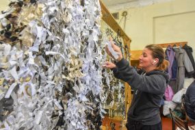 Волонтеры плетут маскировочную сетку