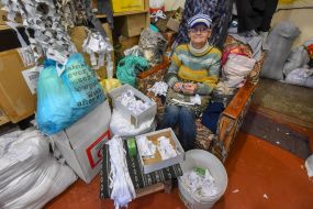 Волонтеры плетут маскировочную сетку