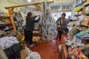 Волонтеры плетут маскировочную сетку