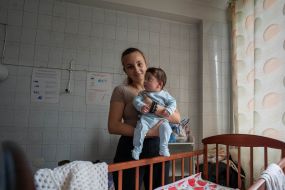 Mother with a child in the neonatal pathology department