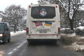 Изображения флагов Норвегии и Украины на автобусе
