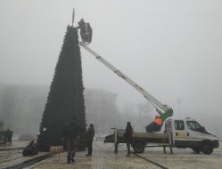 Installation of a Christmas tree on Sophia Square