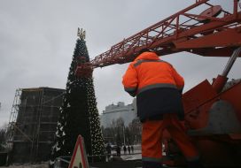Installation of a Christmas tree on Sophia Square