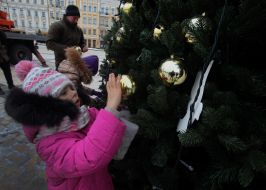 Installation of a Christmas tree on Sophia Square