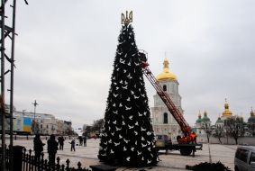 Installation of a Christmas tree on Sophia Square