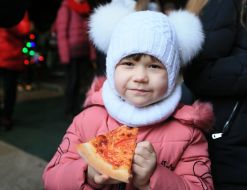 Девочка ест пиццу