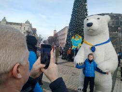 People photographed near the Christmas tree
