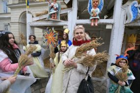 Kateryna Kit-Sadova with displaced children