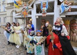Kateryna Kit-Sadova with displaced children