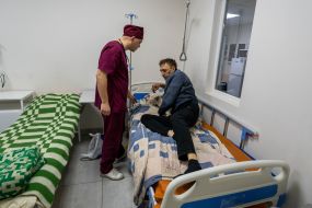 Врач разговаривает с пациентом