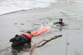 Спасатели провели показательные учения на льду