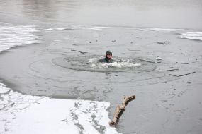 Спасатели провели показательные учения на льду