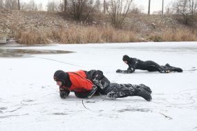Спасатели провели показательные учения на льду