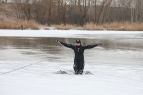 Спасатели провели показательные учения на льду