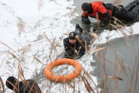 Спасатели провели показательные учения на льду