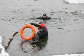 Спасатели провели показательные учения на льду
