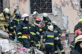 Employees of the State Emergency Service rescued a woman from under the rubble of the house