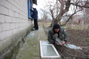 Men put panes in the windows