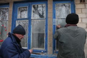 Men put panes in the windows