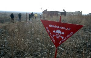 Warning sign "Danger mines"