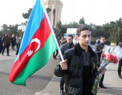 Молода людина з прапором Азербайджану