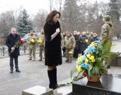 Laying flowers on the occasion of commemorating the Heroes of Krut